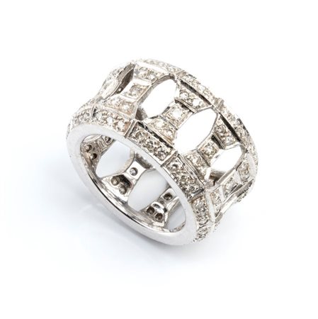  
Anello a fascia traforata in oro e diamanti      
 