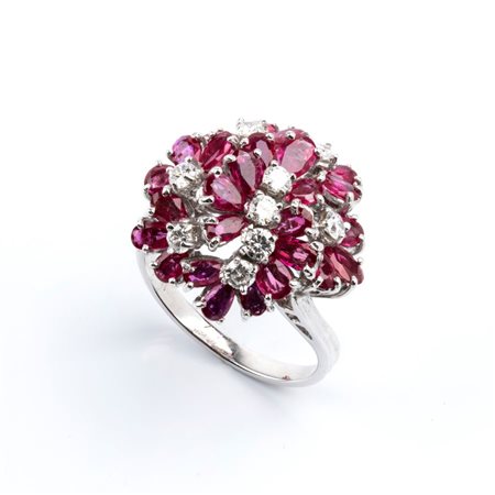  
Anello in oro con rubini e diamanti 
 