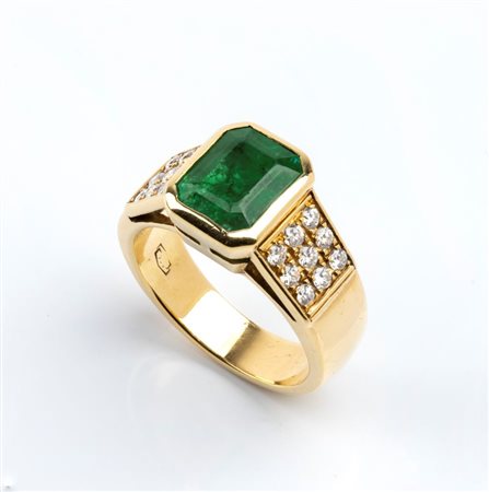  
Anello in oro con smeraldo e diamanti 
 