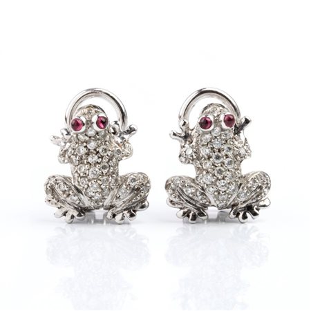  
Orecchini in oro a forma di rana con diamanti 
 