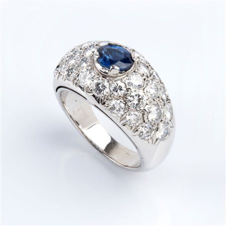  
Anello a fascia in oro con zaffiro e diamanti 
 