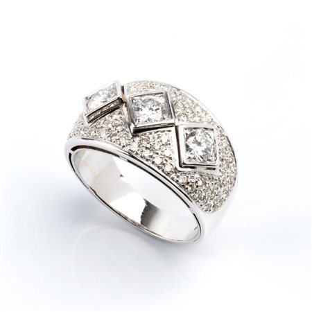  
Anello a fascia in oro e diamanti 
 