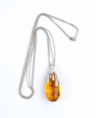  
Girocollo con pendente in oro ambroide a e diamanti 
 