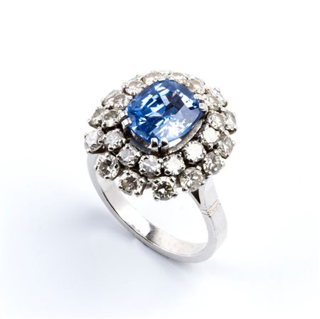  
Anello in oro con diamanti e zaffiro Ceylon Francia, XX secolo
 
