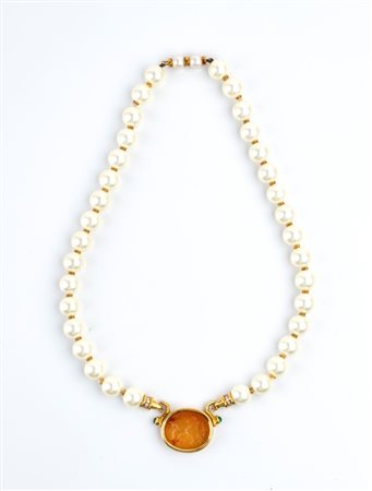  
Collana di perle d'imitazione, oro giallo, intaglio in corniola, smeraldi e un filo di perle  
 