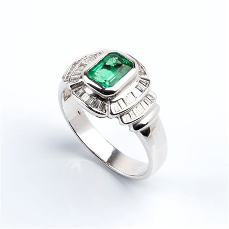  
Anello in oro bianco con smeraldo e diamanti      
 