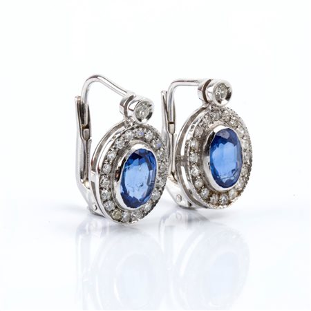  
Paio di orecchini in oro con diamanti e zaffiri 
 