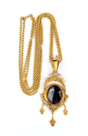  
Girocollo in oro giallo con pendente in onice 
 