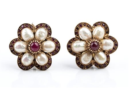  
Orecchini a forma di fiore con rubini e perle 
 