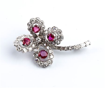  
Spilla  a fiore in oro, rubini e diamanti 
 