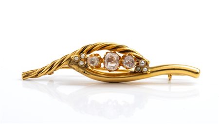  
Spilla barretta in oro giallo con diamanti e perle di fiume 
 