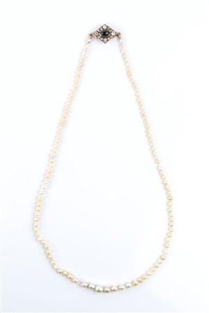  
Collana di perle di fiume con fermezza in oro 
 