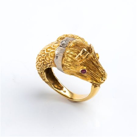  
Anello animale mitologico in oro 
 