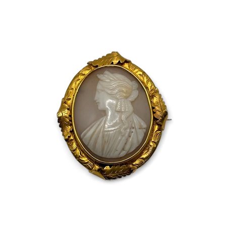  
Spilla con cammeo in conchiglia 
 