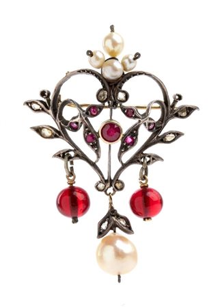  
Spilla in oro ed argento, con con paste vitree, rubini sintetici, diamanti e perle fine XIX secolo
 