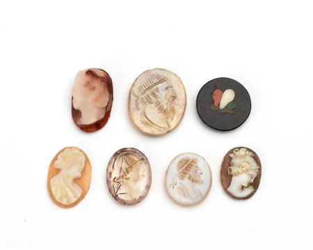  
Lotto di 7 intagli in diaspro, agata carneliana e mosaico in pietre dure XIX secolo
 