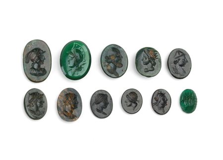  
Lotto di 10 intagli in diaspro ed un intaglio in pasta vitrea XIX-XX secolo
 