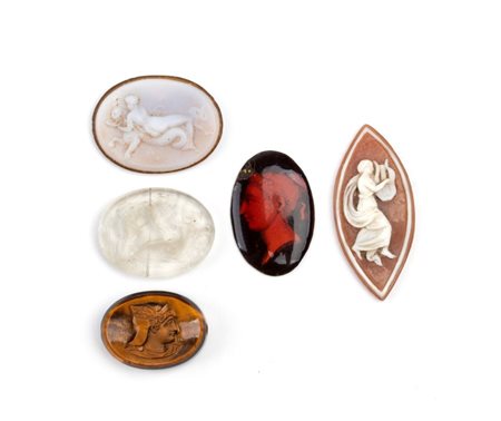  
Lotto di 5 intagli in agata, calcedonio, occhio di tigre XIX-XX secolo
 