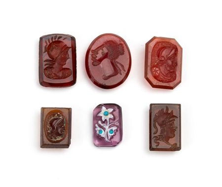  
Lotto di 6 intagli in pasta vitrea 
 