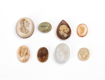  
Lotto di 8 intagli in calcedonio, agata e corniola XVIII-XIX secolo
 