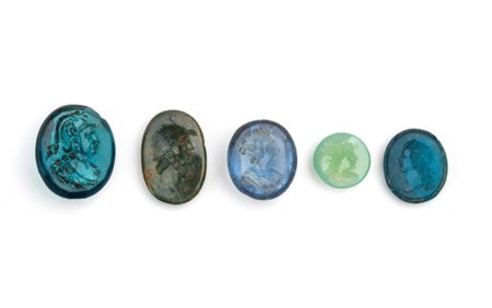  
Lotto di 5 intagli in pasta vitrea 
 