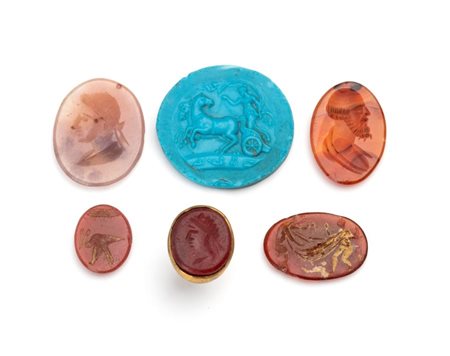  
Lotto di 5 intagli in agata, corniola, pasta vitrea ed un sigillo in oro con intaglio in pasta vitrea 
 