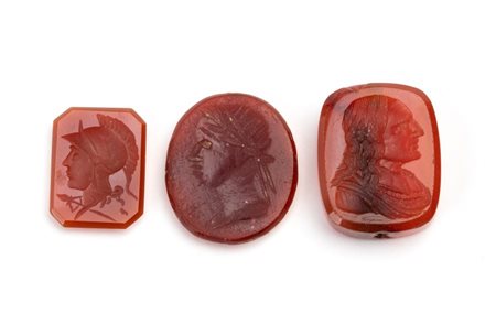  
Lotto di 3 intagli in corniola XIX secolo
 