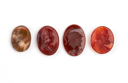 
Lotto di 4 intagli in corniola e calcedonio muschiato 
 