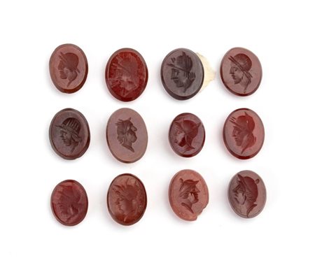  
Lotto di 12 intagli in corniola XIX secolo
 