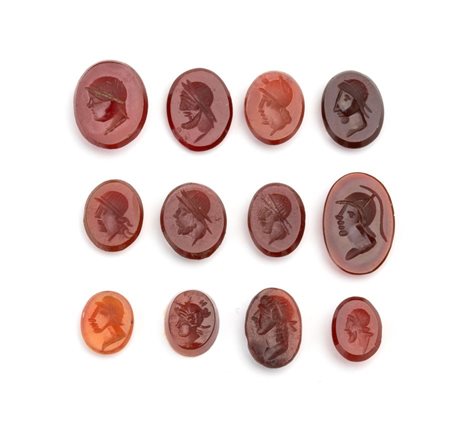  
Lotto di 12 intagli in corniola XIX secolo
 