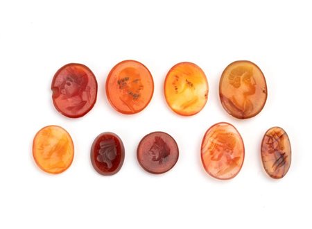  
Lotto di 9 intagli in agata carneliana 
 