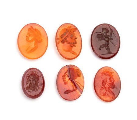  
Lotto di 6 intagli in corniola, agata corniola, e pasta vitrea XIX secolo
 