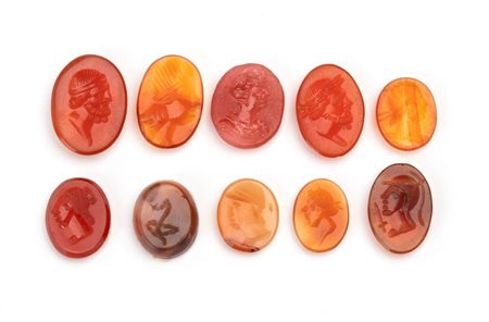  
Lotto di 10 intagli in agata e corniola XIX secolo
 