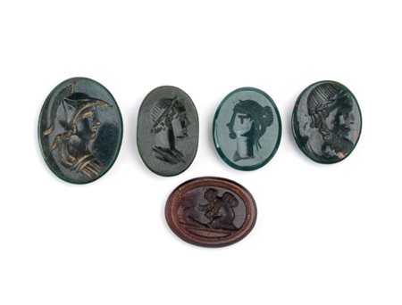  
Lotto di 4 intagli in diaspro ed una pasta vitrea a stampo XIX secolo
 