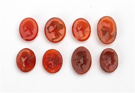  
Lotto di 8 intagli in agata corniola XIX secolo
 
