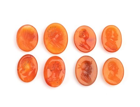  
Lotto di 8 intagli in corniola XIX secolo
 