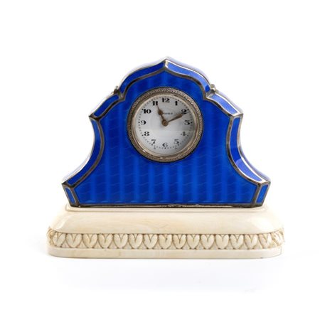  
Orologio da tavolo Art Déco in argento, smalto guilloché e avorio Anni '20 - '30
 Altezza x larghezza x profondità: 8,2 x 10,1 x 3,7 cm. Peso totale 276,8 gr. Peso base avorio 97 gr.
