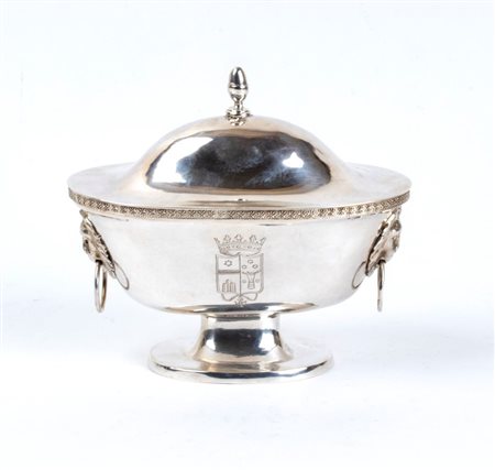  
Zuccheriera italiana in argento Roma, inizio XIX secolo
 Altezza x larghezza x profondità: 14 x 16 x 9 cm. Peso: 315 gr.