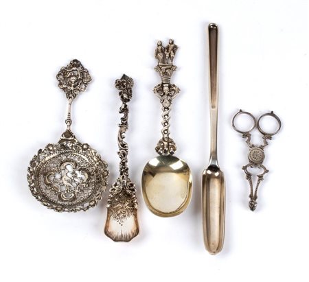  
Gruppo di quattro cucchiai e un paio di forbici in argento Inghilterra, fine XIX secolo.
 Peso totale: 225 gr.