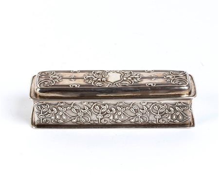 WILLIAM HUTTON & SONS LTD  
Scatola inglese in argento Birmingham, 1901
 Altezza x larghezza x profondità: 5 x 18,5 x 6 cm. Peso: 225 gr.