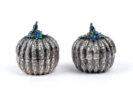  
Coppia di scatoline indiane in argento India, XIX secolo
 Altezza x diametro: 6,5 x 6 cm. Peso complessivo: 100 gr.
