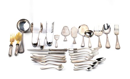 Ricci & C. S.p.A.  
Servizio di posate italiane in argento Alessandria, XX secolo 
 Peso lordo complessivo: 10625 gr circa.