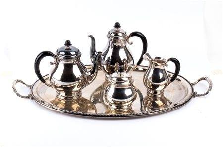  
Servizio italiano da tè con vassoio in argento Alessandria, XX secolo 
 Peso lordo complessivo: 3280 gr.