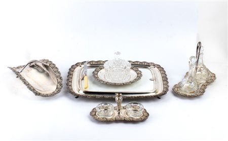  
Set italiano da tavola in argento XX secolo 
 Peso totale: 3810 gr.