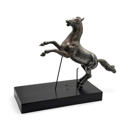  
Cavallo in argento con base 
 