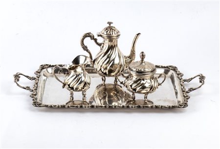  
Servizio italiano da tè e caffè in argento  fine XIX inizi XX secolo
 Peso totale: 1542 gr.