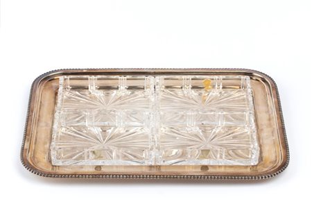 Ricci & C. S.p.A.  
Antipastiera italiana in argento Alessandria, XX secolo 
 Peso vassoio: 411,5 gr. Peso complessivo: 2400 gr.