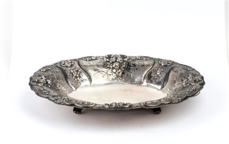  
Centrotavola italiano in argento Alessandria, XX secolo 
 Altezza x larghezza x profondità: 5,5 x 37 x 27 cm. Peso: 650 gr.