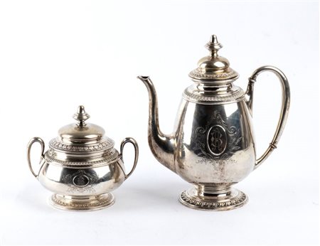 L. Mugnier & C.  
Teiera e zuccheriera tedesche in argento XX secolo
 Peso totale: 735 gr.