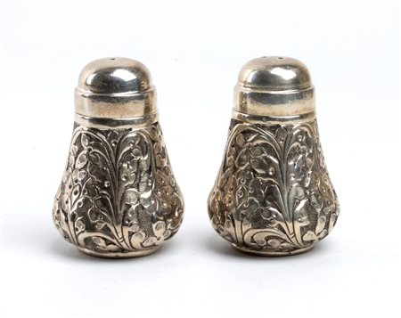  
Porta sale e pepe in argento Italia, XX secolo
 Altezza x diametro: 7 x 5 cm. Peso lordo complessivo: 60 gr.